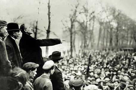 Als Liebknecht als Einziger im Reichstag gegen die Kredite für den 1. Weltkrieg stimmte