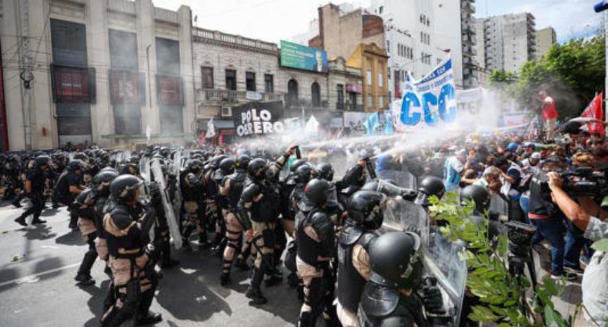 Demonstrationen gegen die faschistische Milei Regierung in Argentinien